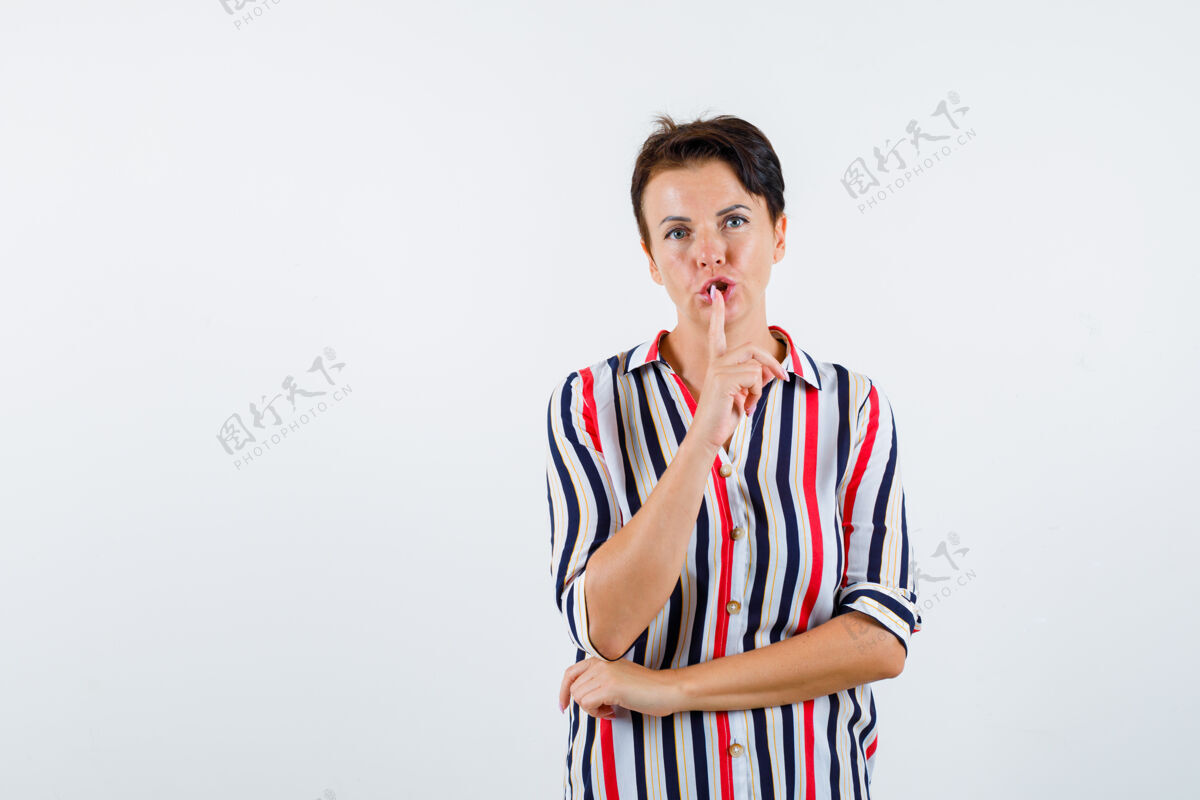 女性身着条纹衬衫的成熟女性 表现出沉默的姿态 表情严肃 正面视图女性成熟老年人