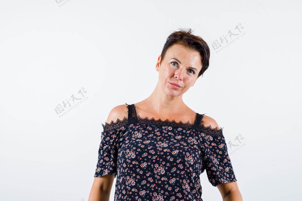 商务成熟的女人笔直地站着 穿着花衬衫 黑色裙子 在镜头前摆着姿势 看起来很自信 前视图微笑裙子健康