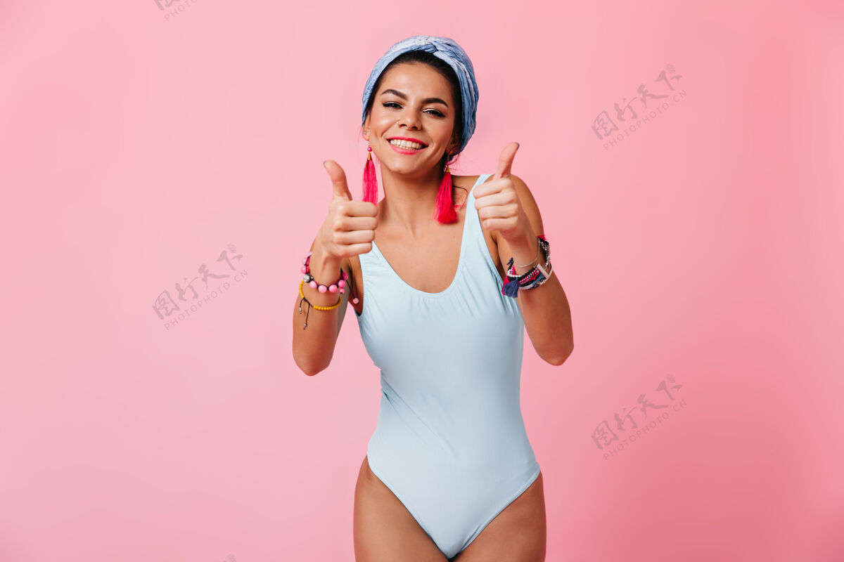 配饰穿着泳装的神奇女人竖起大拇指欢呼模特情感