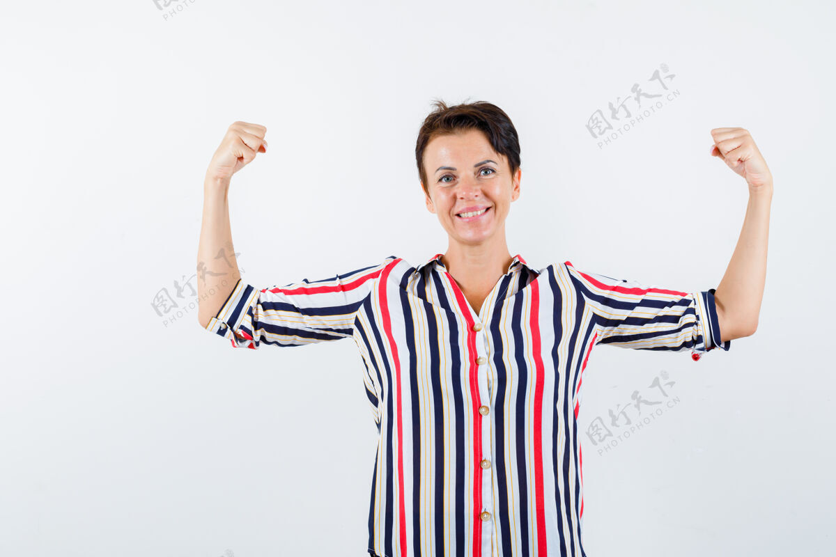 肖像成熟的女人穿着条纹衬衫展示肌肉 看起来很自信 正面图姿势白发成熟