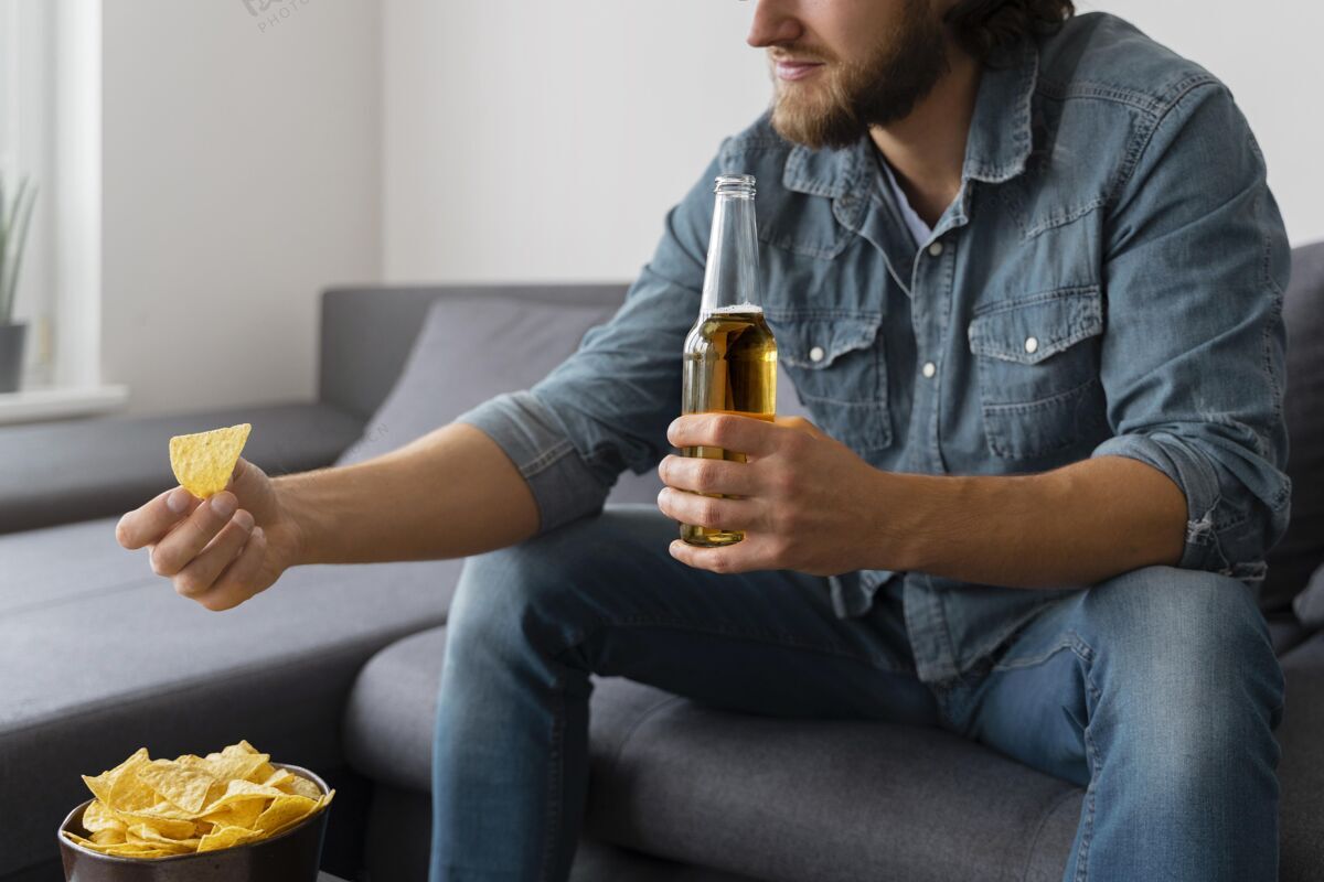 食物用薯片和饮料来接近男人男人水平在家里