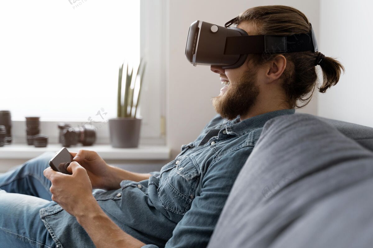 在家里戴着vr眼镜拿着手机的快乐男人虚拟现实中景Vr眼镜
