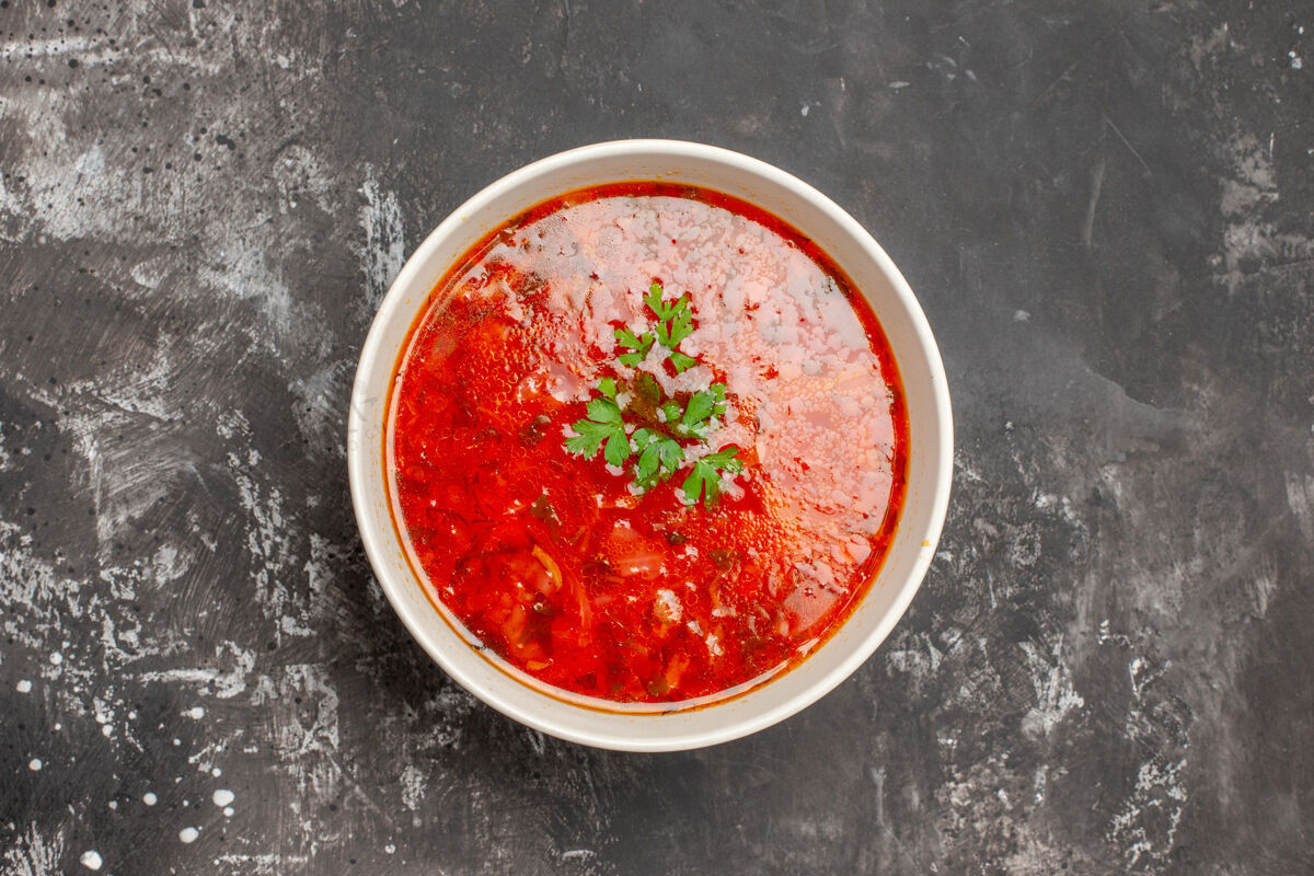 黑黑色表面上美味的罗宋汤红色蔬菜汤的俯视图蔬菜汤碗美食