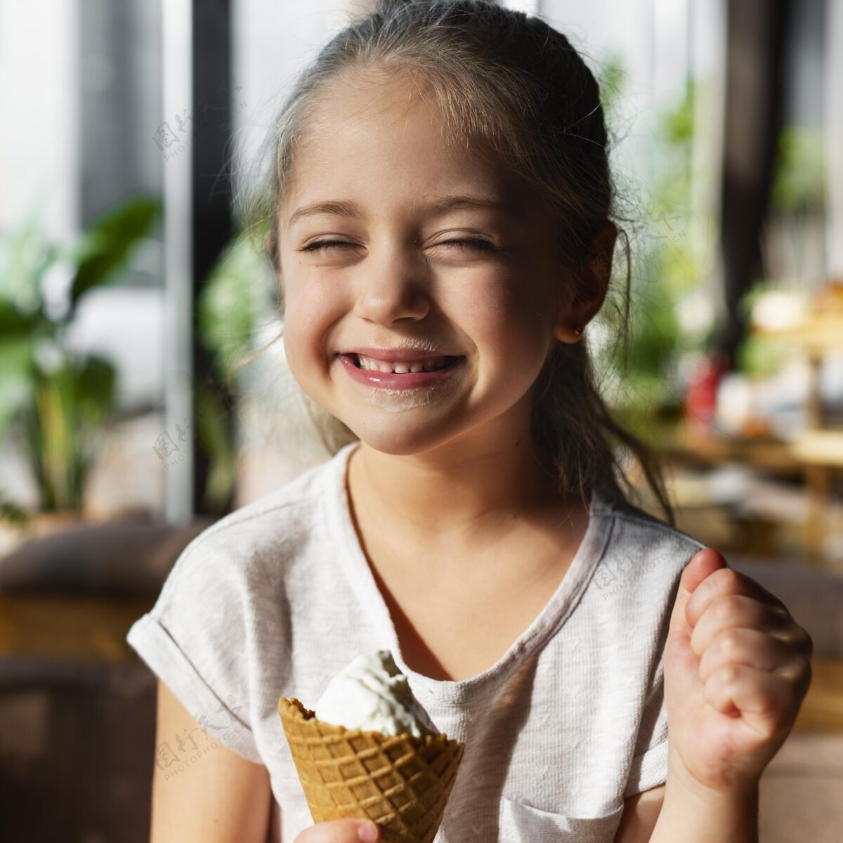 美味中镜头笑脸女孩和冰淇淋美食食物美味