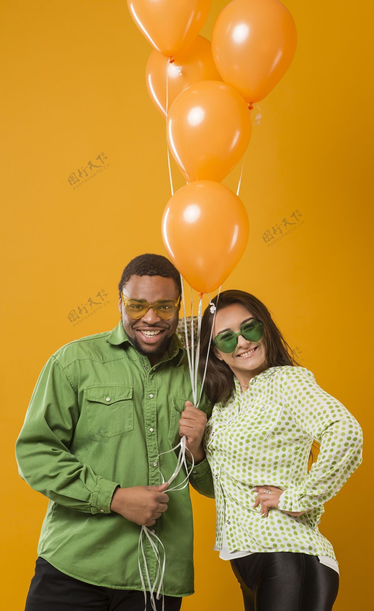 摆姿势一对情侣在派对上玩得开心 手里拿着气球年轻帅哥派对