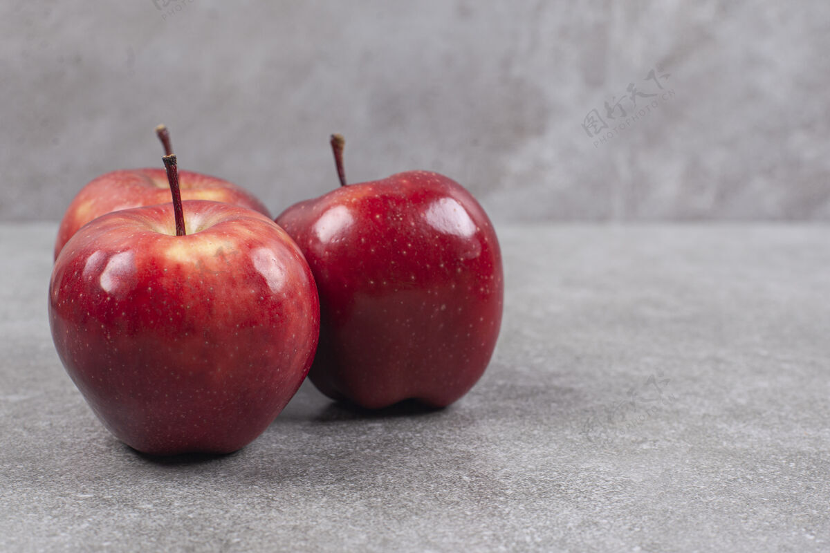 水果大理石表面有三个红苹果天然生的苹果