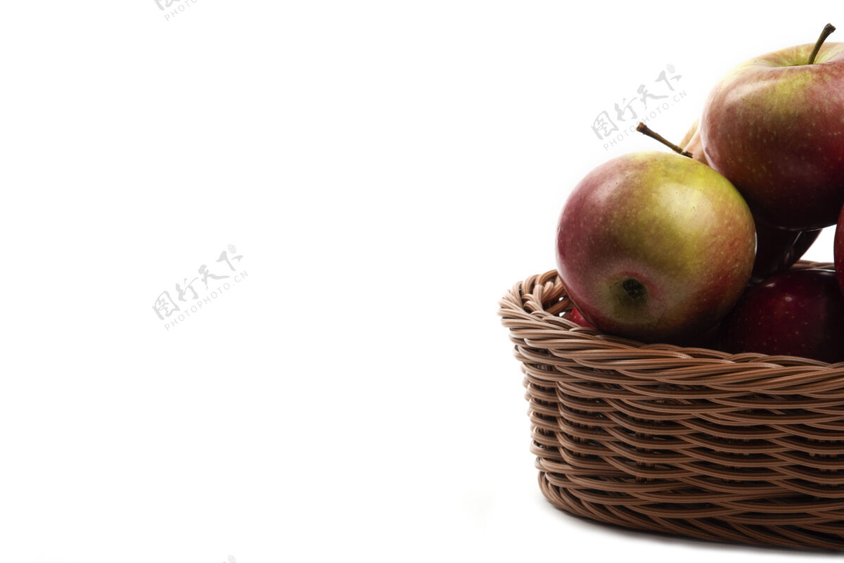 有机柳条篮新鲜多汁的苹果隔离在白色红色水果完整