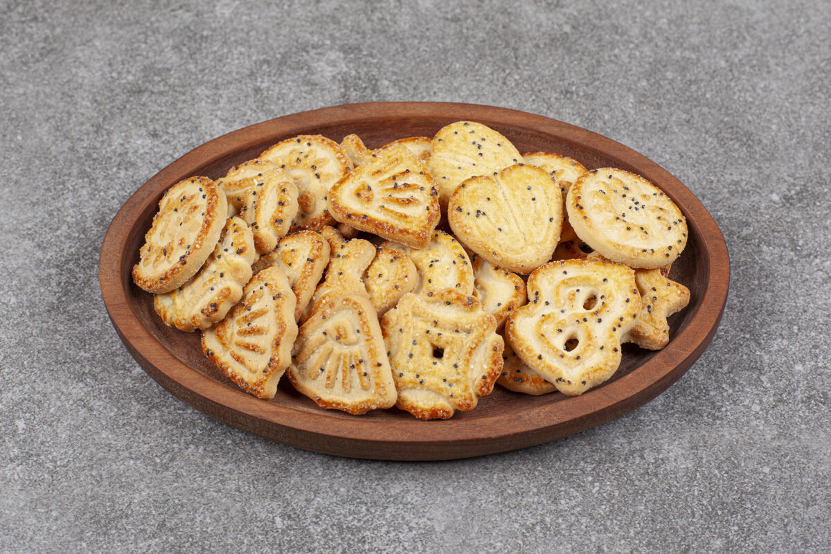 种子各种形状的饼干放在木盘上盘子品种美味