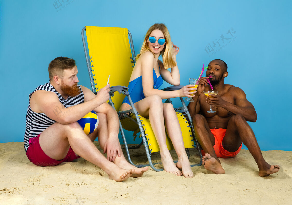 女性明亮的时光快乐的朋友休息 在蓝色工作室背景上喝鸡尾酒人类情感的概念 面部表情 暑假或周末寒冷 夏天 大海 海洋 酒精乐趣巴塞罗那迪斯科