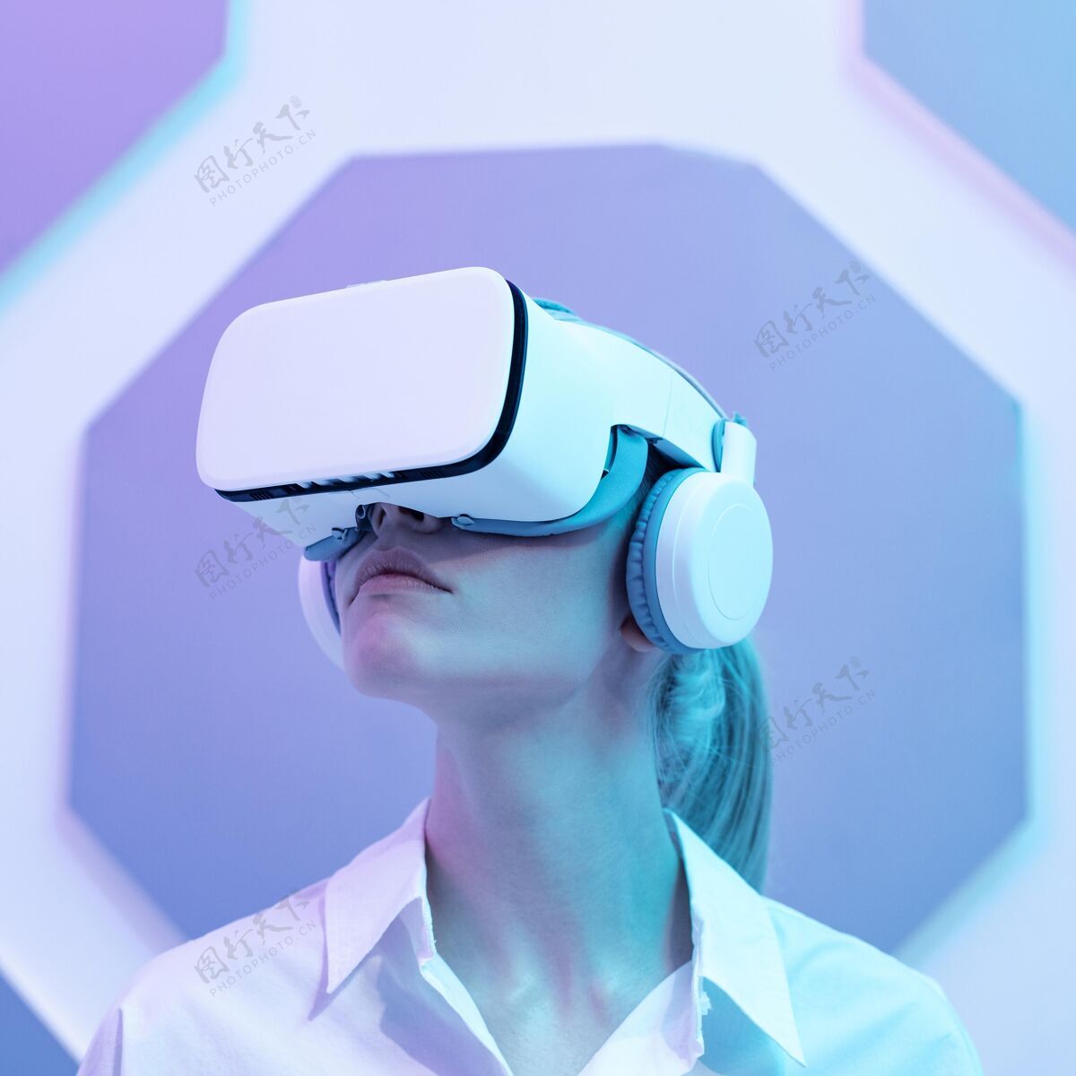 技术戴着虚拟现实模拟器的女人单色女人模特