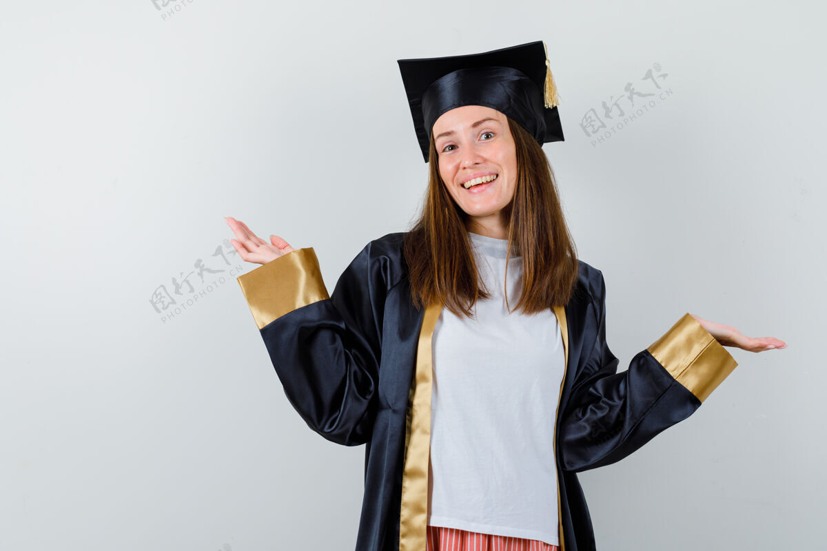 学院毕业的女人穿着休闲服向两边摊开手掌 穿着制服 看上去很快乐 正对着前方成人欢呼侧线