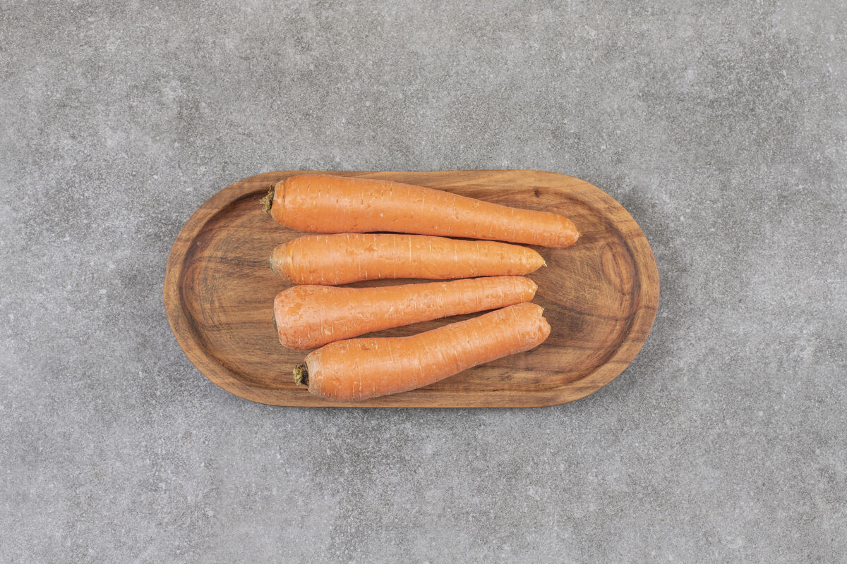 食物放在石头表面的新鲜甜胡萝卜木板鲜亮蔬菜美味
