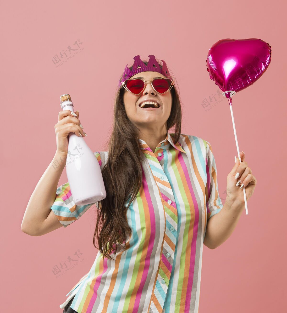 笑脸在派对上用气球和香槟瓶为年轻女子画像节日香槟瓶气球