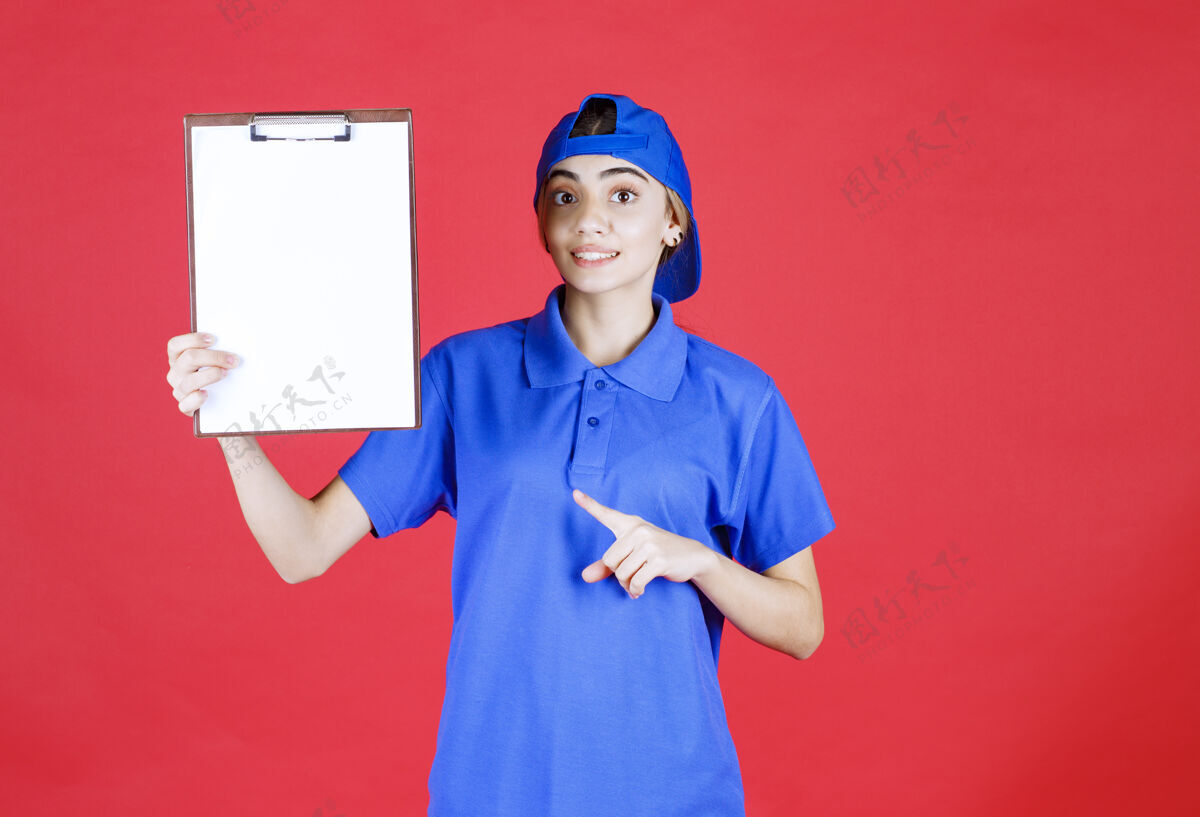 人类穿着蓝色制服的女快递员手里拿着一个空着的顾客智能成人人员