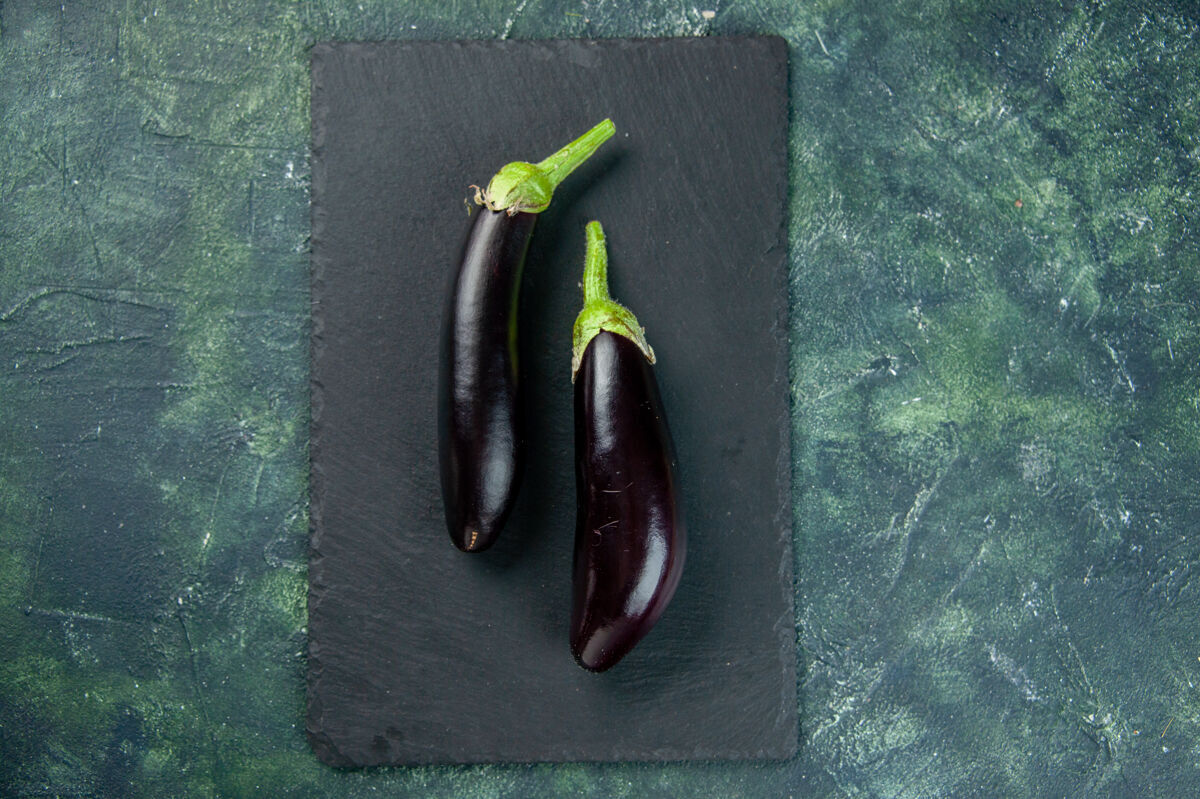 素食顶视图黑茄子深色背景食物新鲜餐色成熟沙拉蔬菜茄子颜色观点