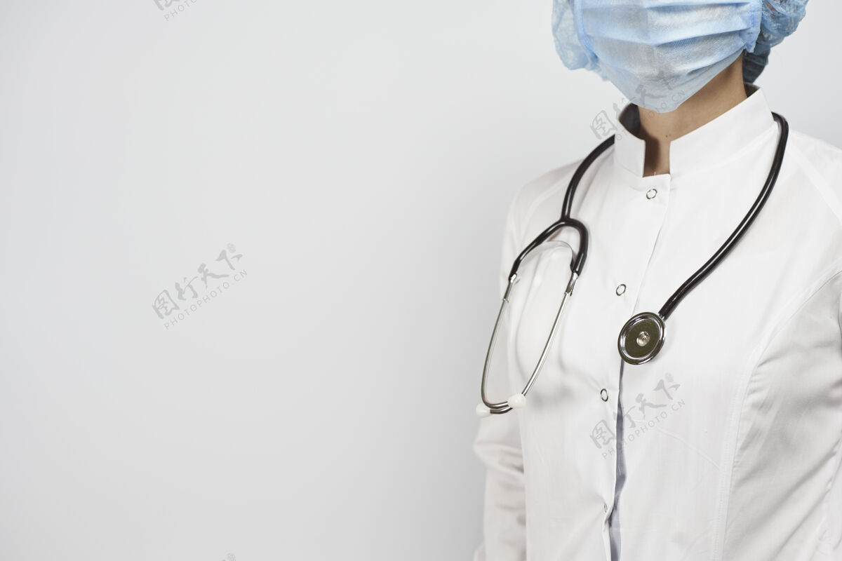 专家穿白色制服戴口罩戴听诊器的医生医生疾病设备