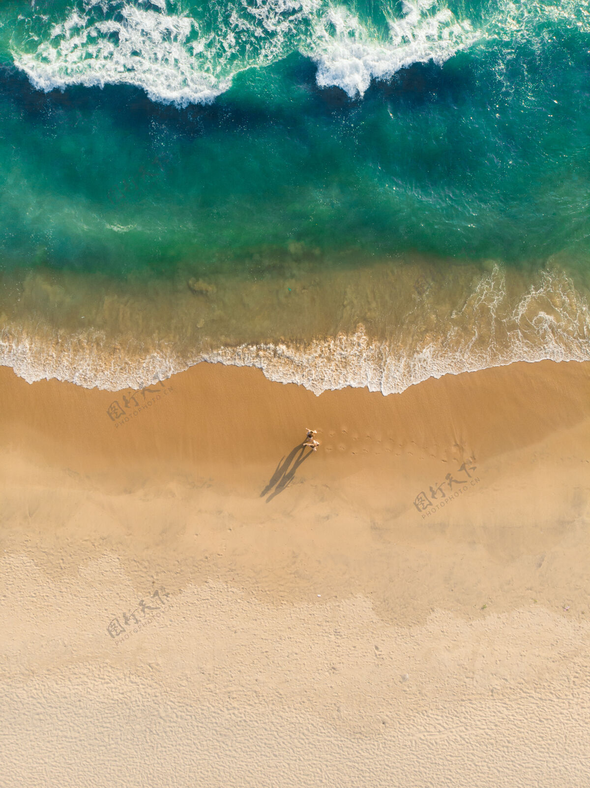 海岸瓦卡拉海滩上行走的人们的俯视图沙滩海滨度假村