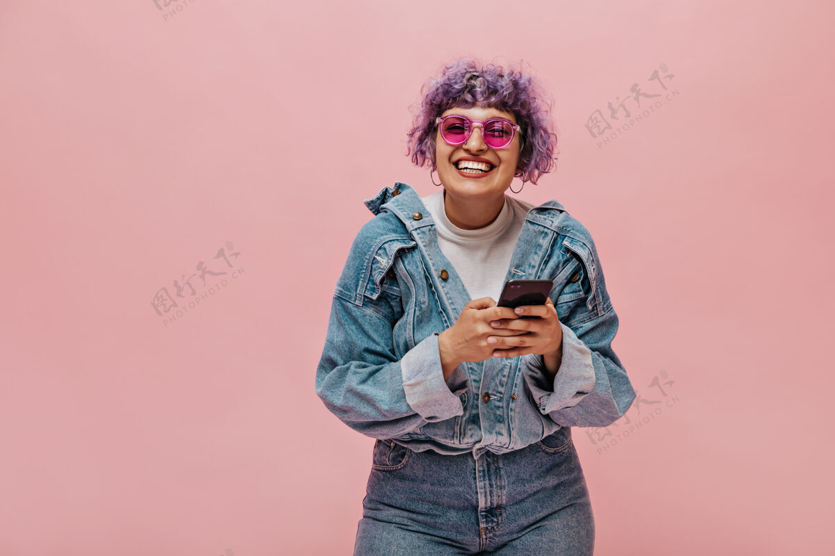 时尚可爱的成年女士戴着墨镜 留着明亮的头发微笑的卷发女士拿着电话粉色女人脸
