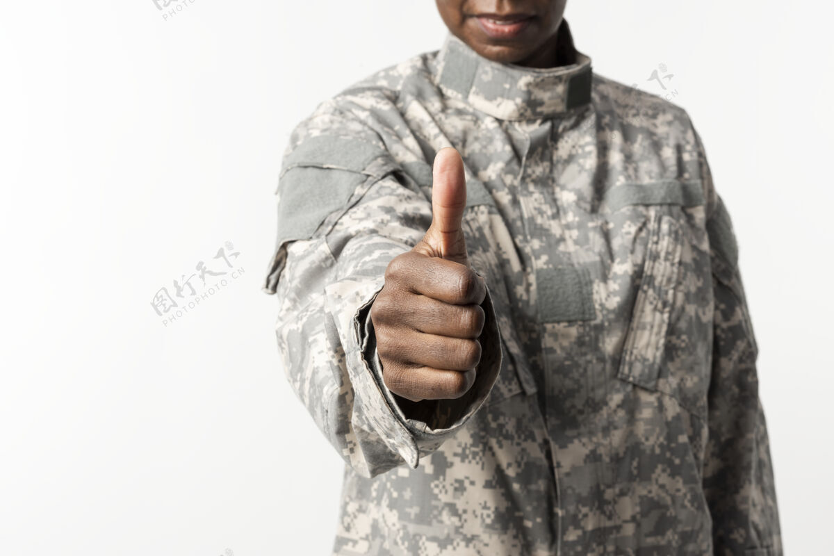 批准有手势的女兵特工照片制服