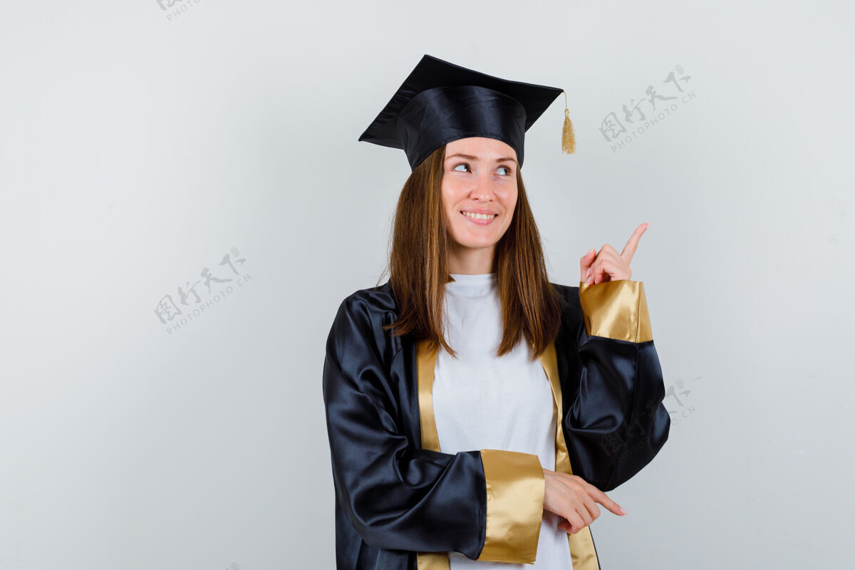 Cap女毕业生身着校服 便装抬头望去 充满希望 前视尽收眼底帽子衣服女性