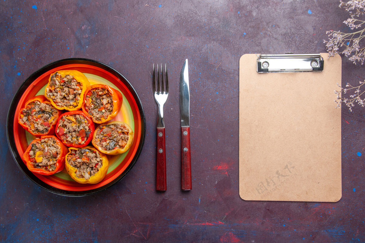 铅笔顶视图煮熟的甜椒与肉末混合调味料在灰色桌上一餐多尔玛食品蔬菜牛肉烹饪地公开信