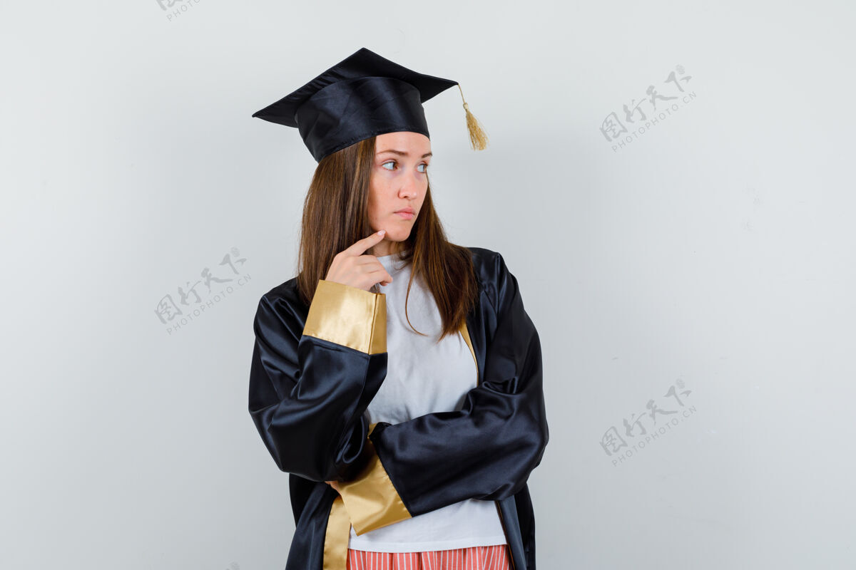 Campus照片中的研究生女子穿着休闲服 手指放在下巴上 神情若有所思的制服正前方成功大学人民