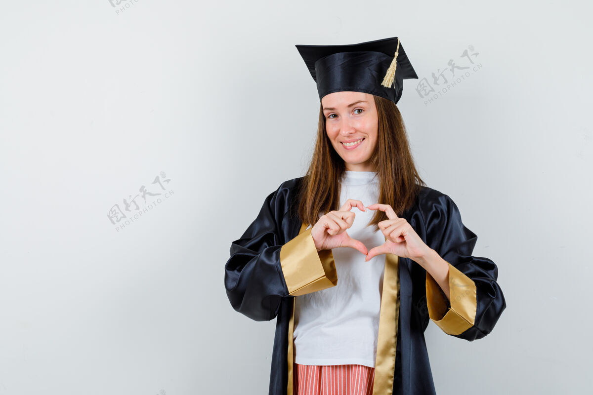 成人毕业的女人穿着休闲服 制服里流露出心意 神情喜庆 前仰后合人前夫毕业典礼