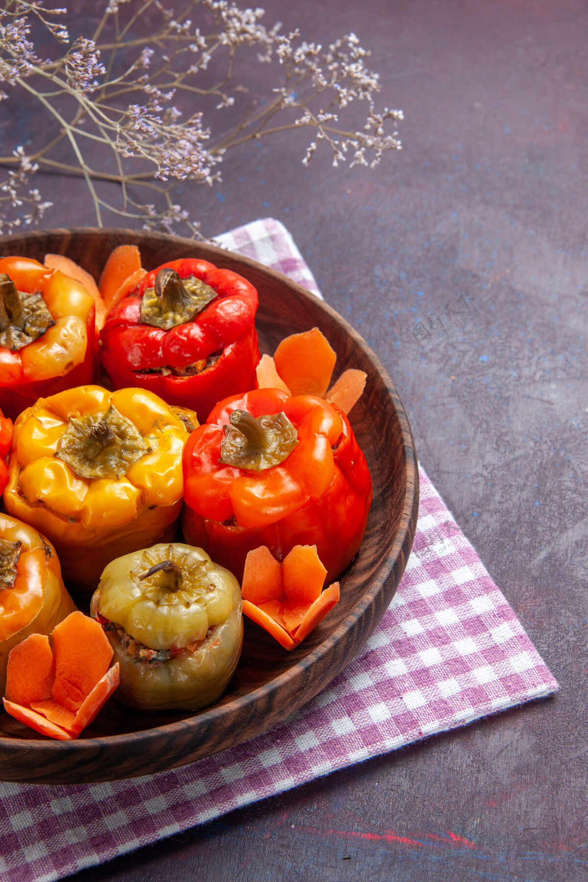 水果顶视图煮熟的甜椒和肉末在灰色的表面食物牛肉多尔玛蔬菜新鲜柿子农产品