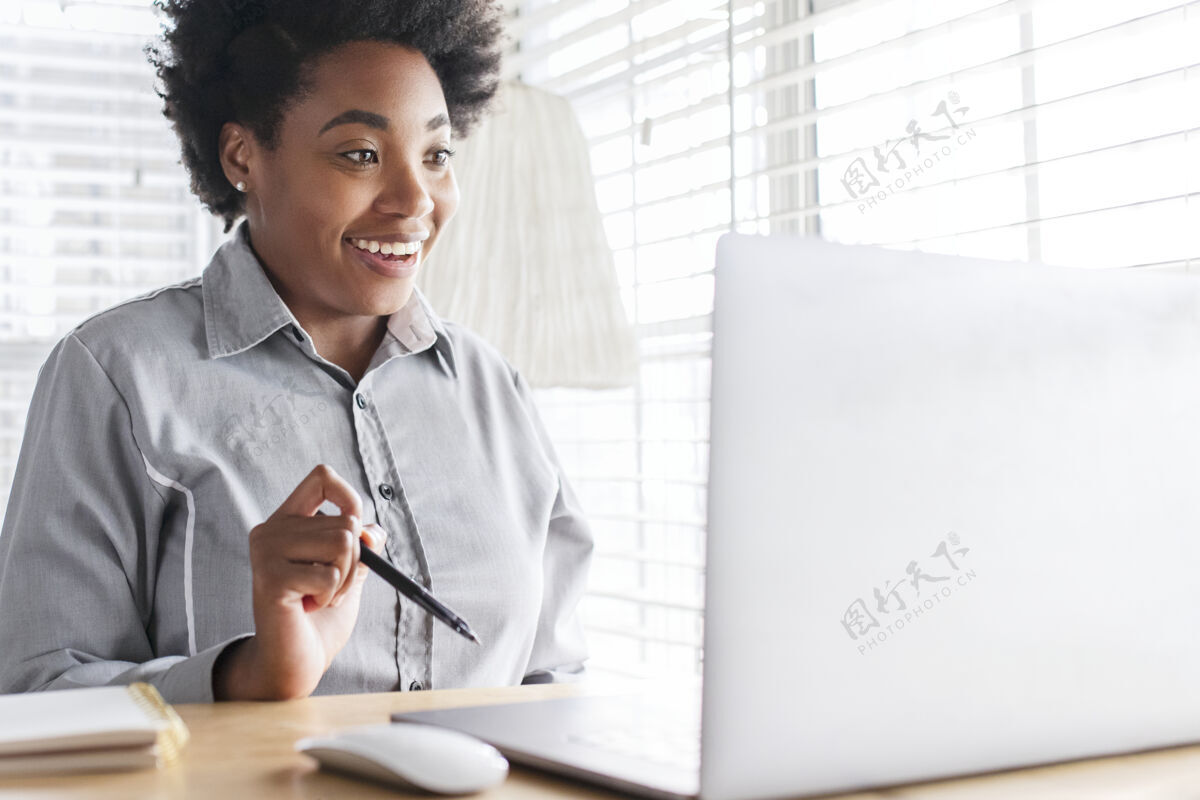 自我隔离通过电子学习系统在线上课的女人非洲人在线笔记本