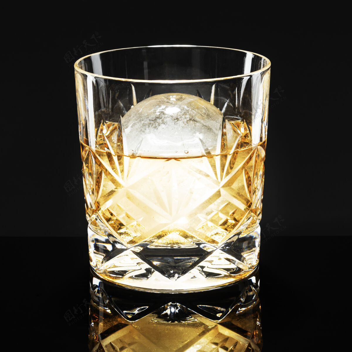 金色威士忌配球形冰鸡尾酒黑色酒方形