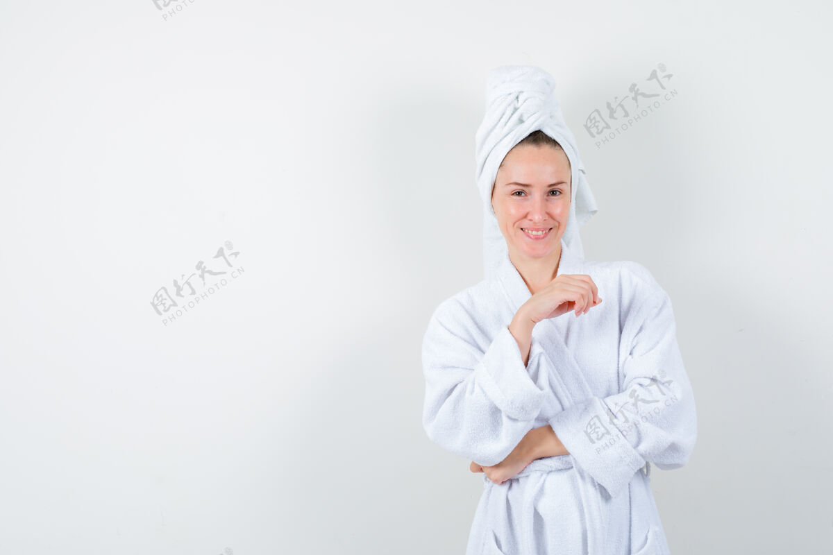 皮肤身穿白色浴衣 毛巾的年轻女子举手摆姿势 神情欢快 正面照漂亮姿势头发