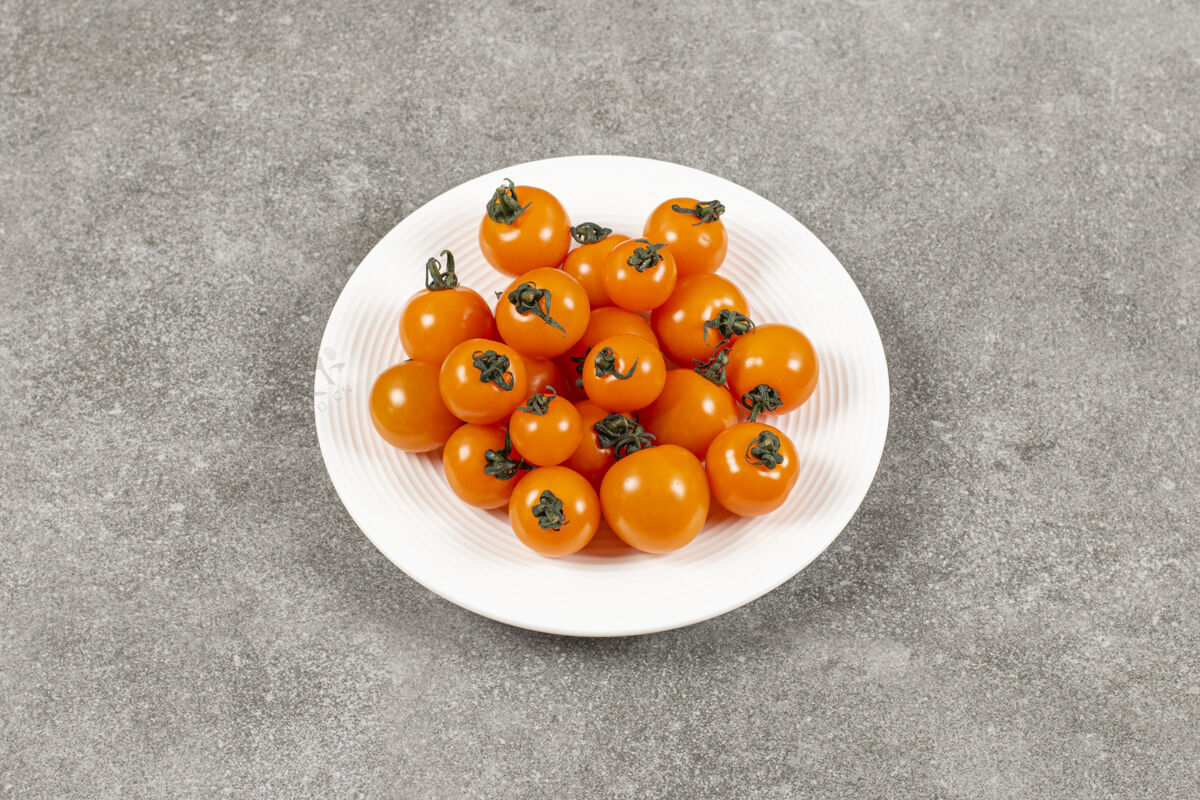 农业天然西红柿放在盘子里 放在大理石上美味成熟有机