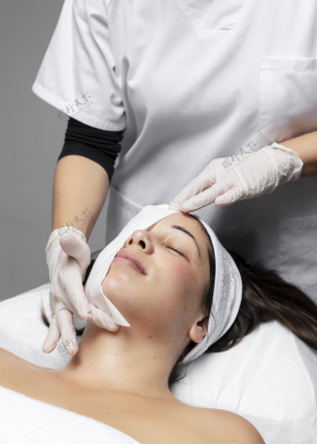 护理在美容院做面部护理的女人治疗沙龙身体