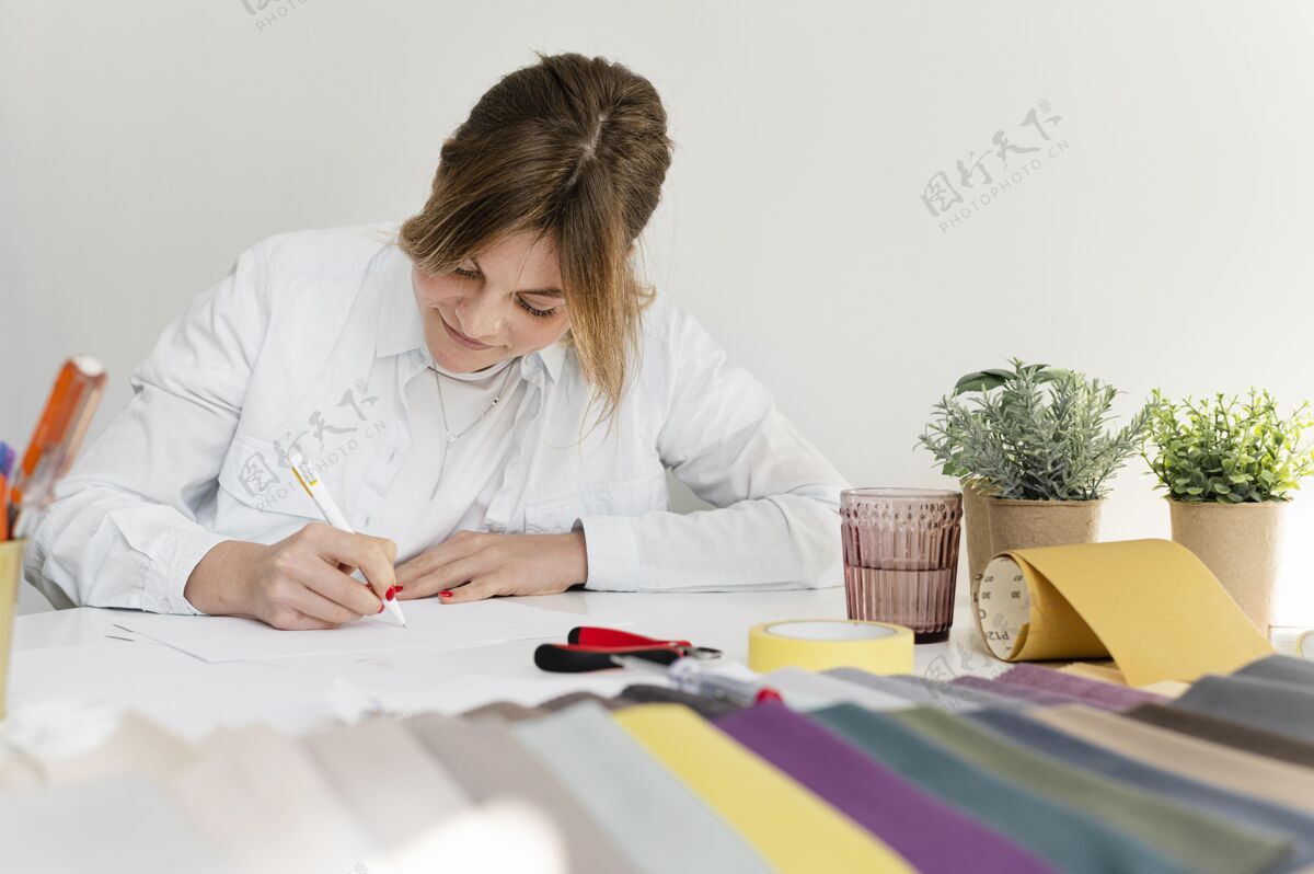 中镜头中等身材的女人在写作调色板室内装修