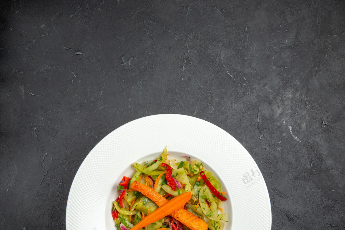 辣椒沙拉俯视图一个开胃的蔬菜沙拉午餐盘子美食