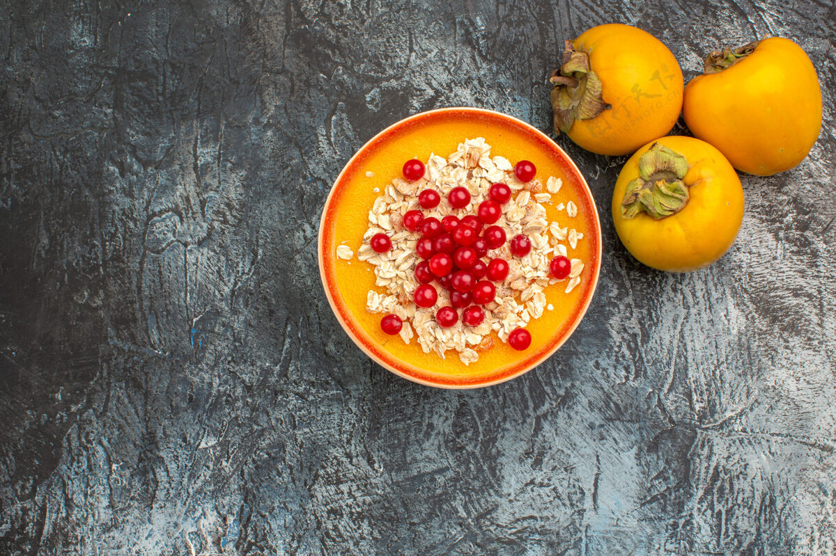 多汁顶部特写查看浆果浆果在碗旁边的三个开胃柿子柑橘蔬菜素食