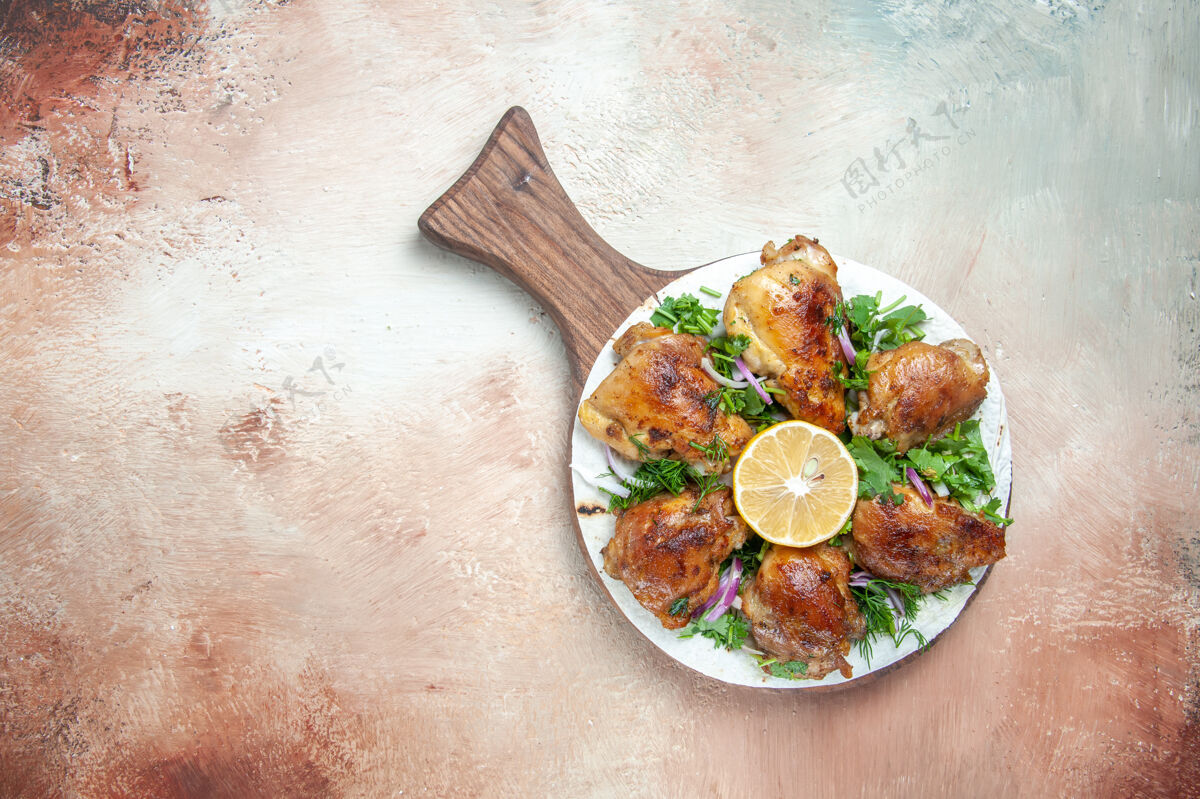 柠檬鸡肉俯视图切菜板上有柠檬香草洋葱的开胃鸡肉胡椒餐厅美味
