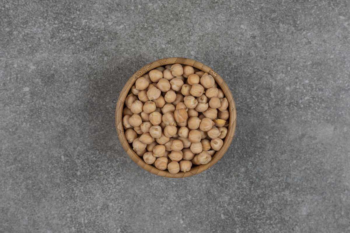 生的木制碗里的干黄豆有营养的豌豆农业