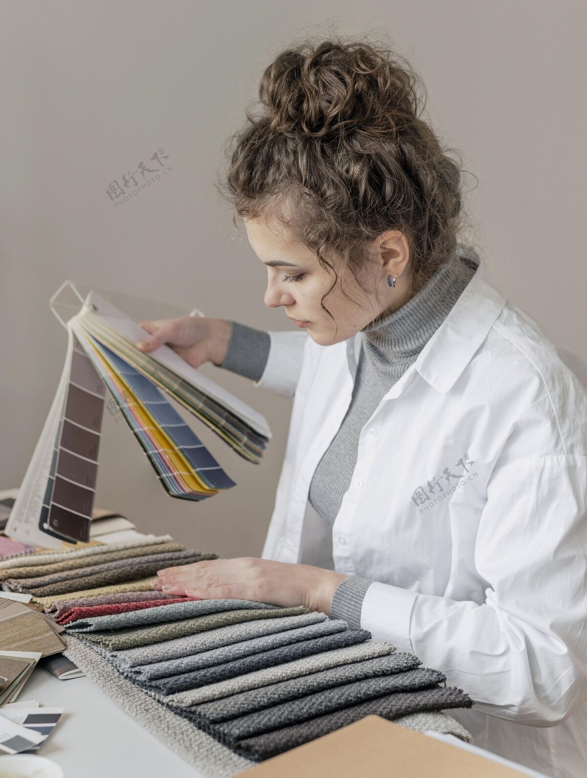 装修中等身材的女人用调色板重新装修内部改进