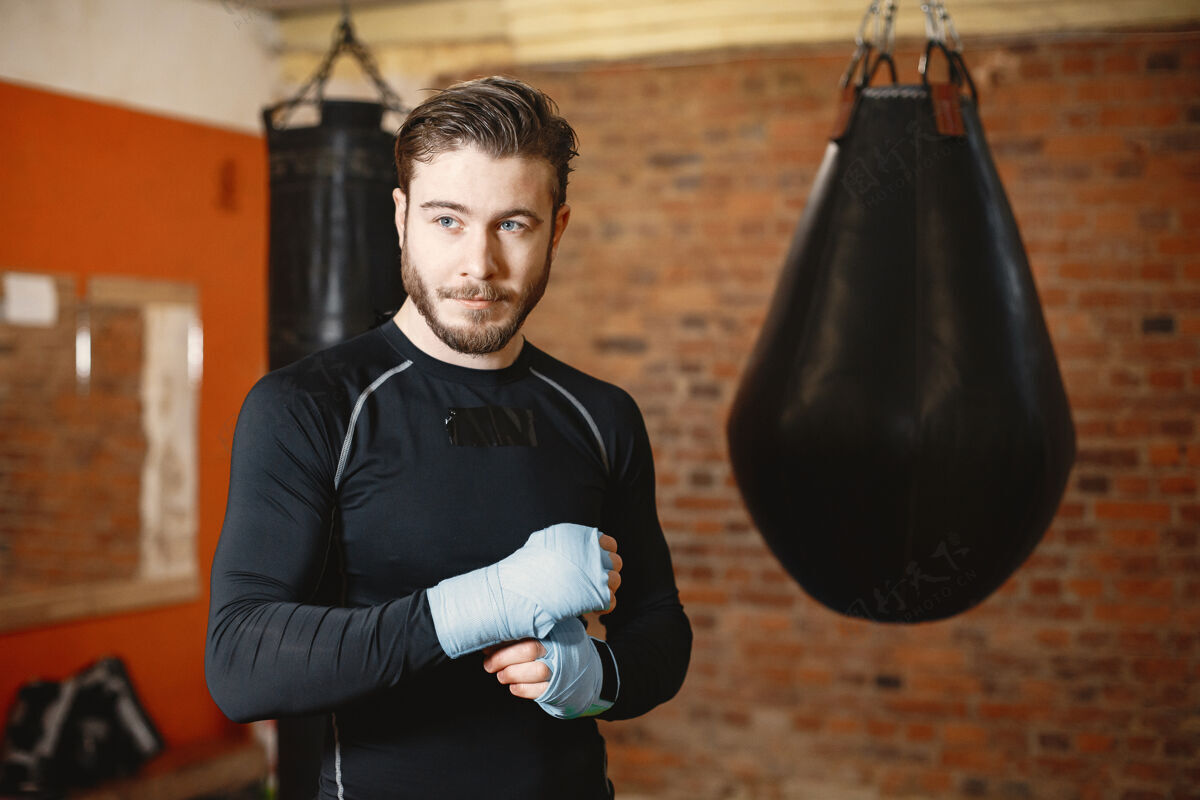 健身运动型男子拳击拳击手在拳击场上的照片力量和动力拳击运动男人