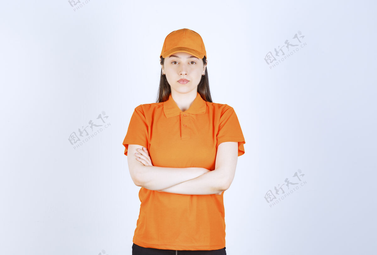 工人女服务人员身穿橙色制服 双臂交叉 看上去很专业姿势成年人职员