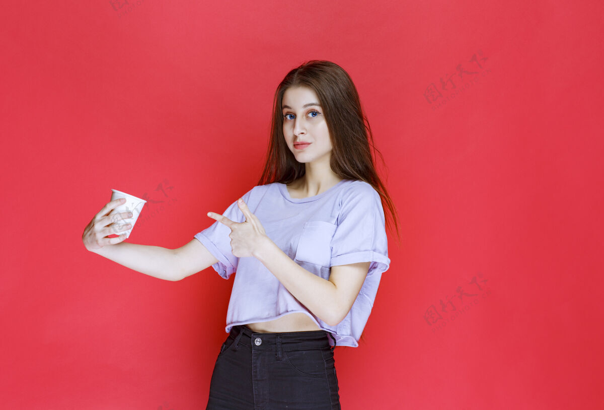 茶手持白色一次性水杯的年轻女子产品塑料人