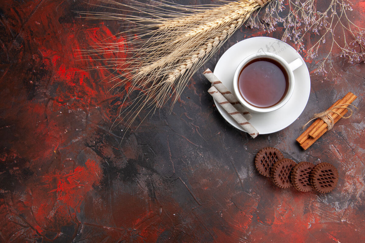 咖啡因在黑暗的桌子上俯瞰一杯茶和甜饼浓缩咖啡食物深色的
