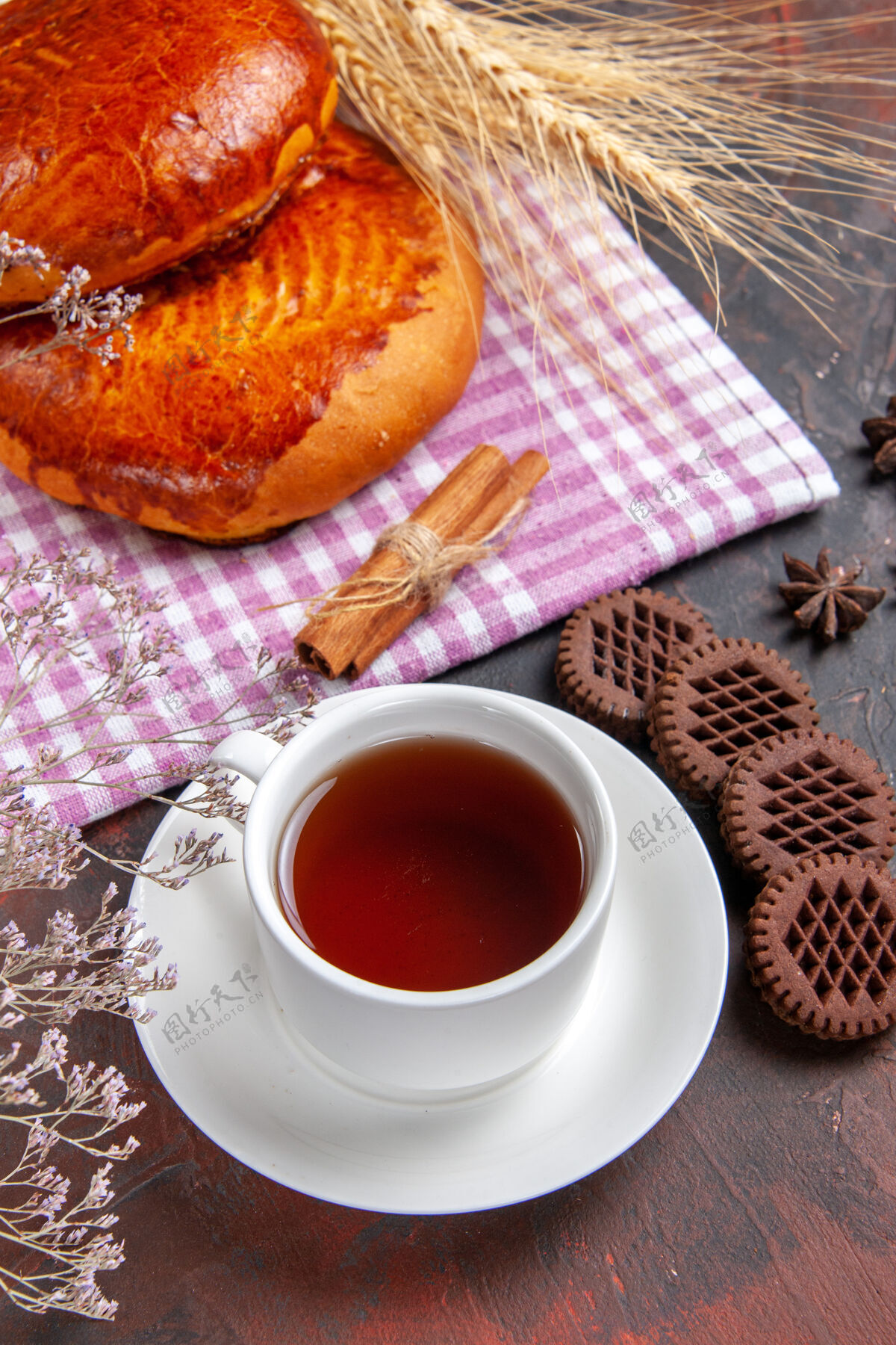 茶俯瞰美味的甜饼配上一杯茶几上的深色蛋糕甜饼糕点晚餐早餐早上