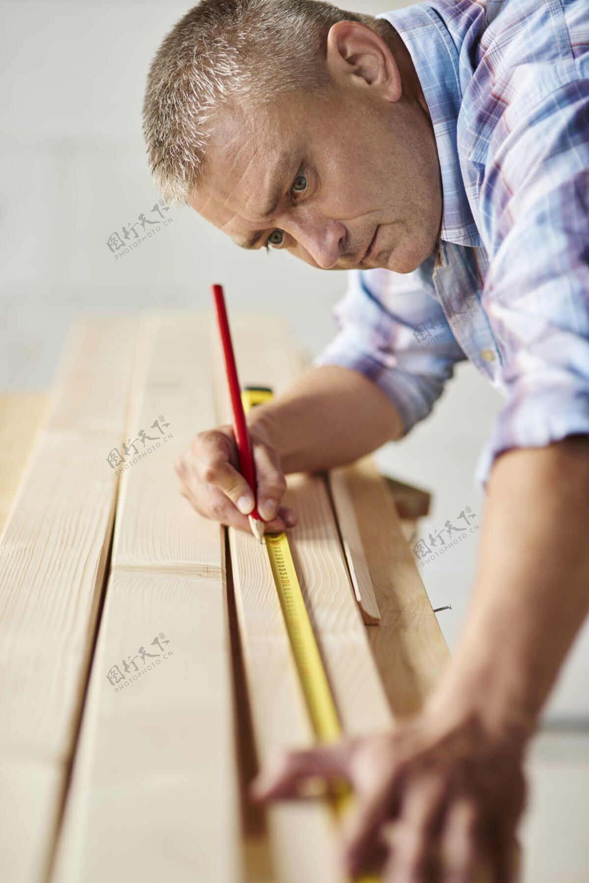 设备高级木匠有正确的方法木材修理工人