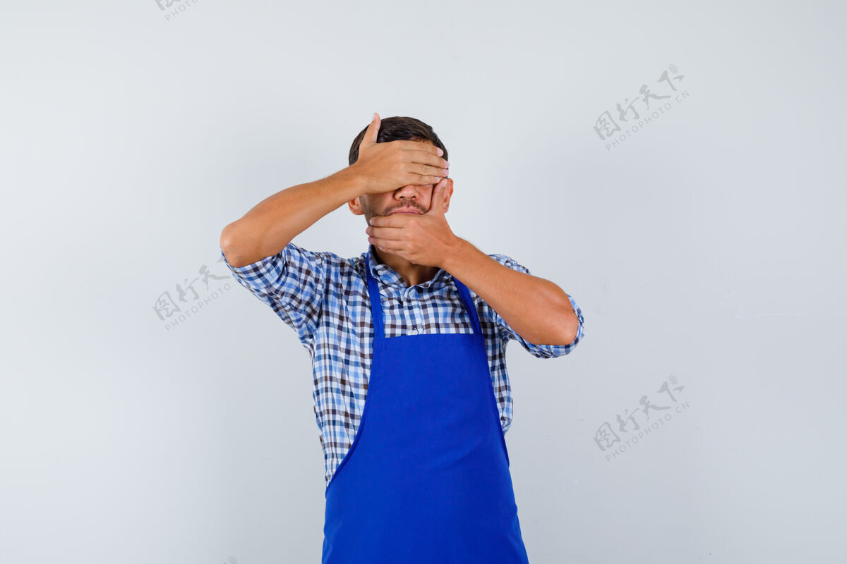 帅哥穿着蓝色围裙和衬衫的年轻男厨师男士成人男士