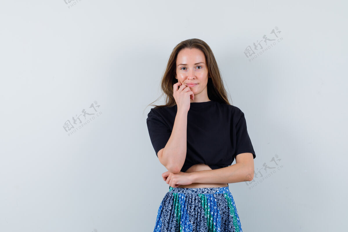 皮肤年轻的女士站在思考的姿势在衬衫 裙子和看起来明智亚洲水疗敏感