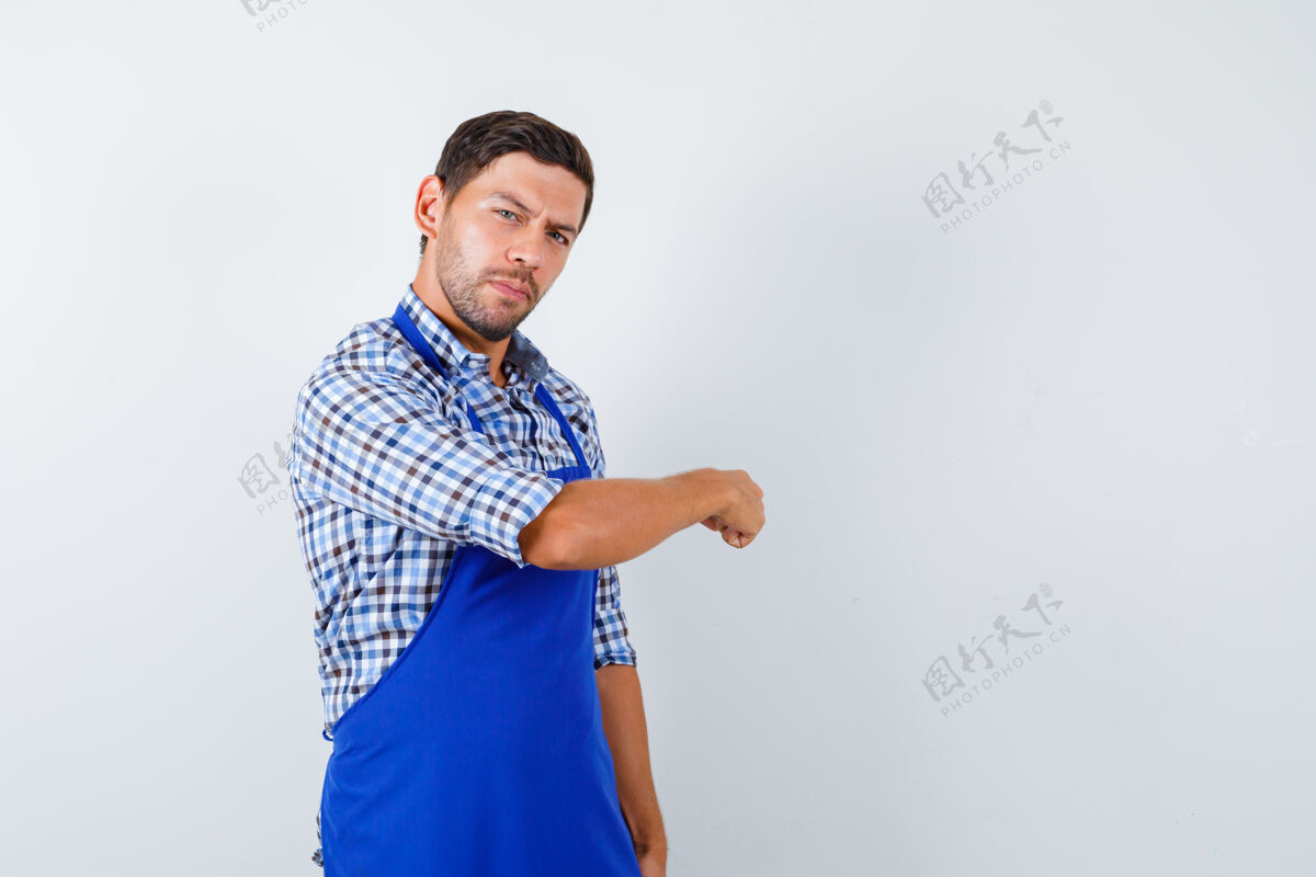 制服穿着蓝色围裙和衬衫的年轻男厨师围裙男士衬衫