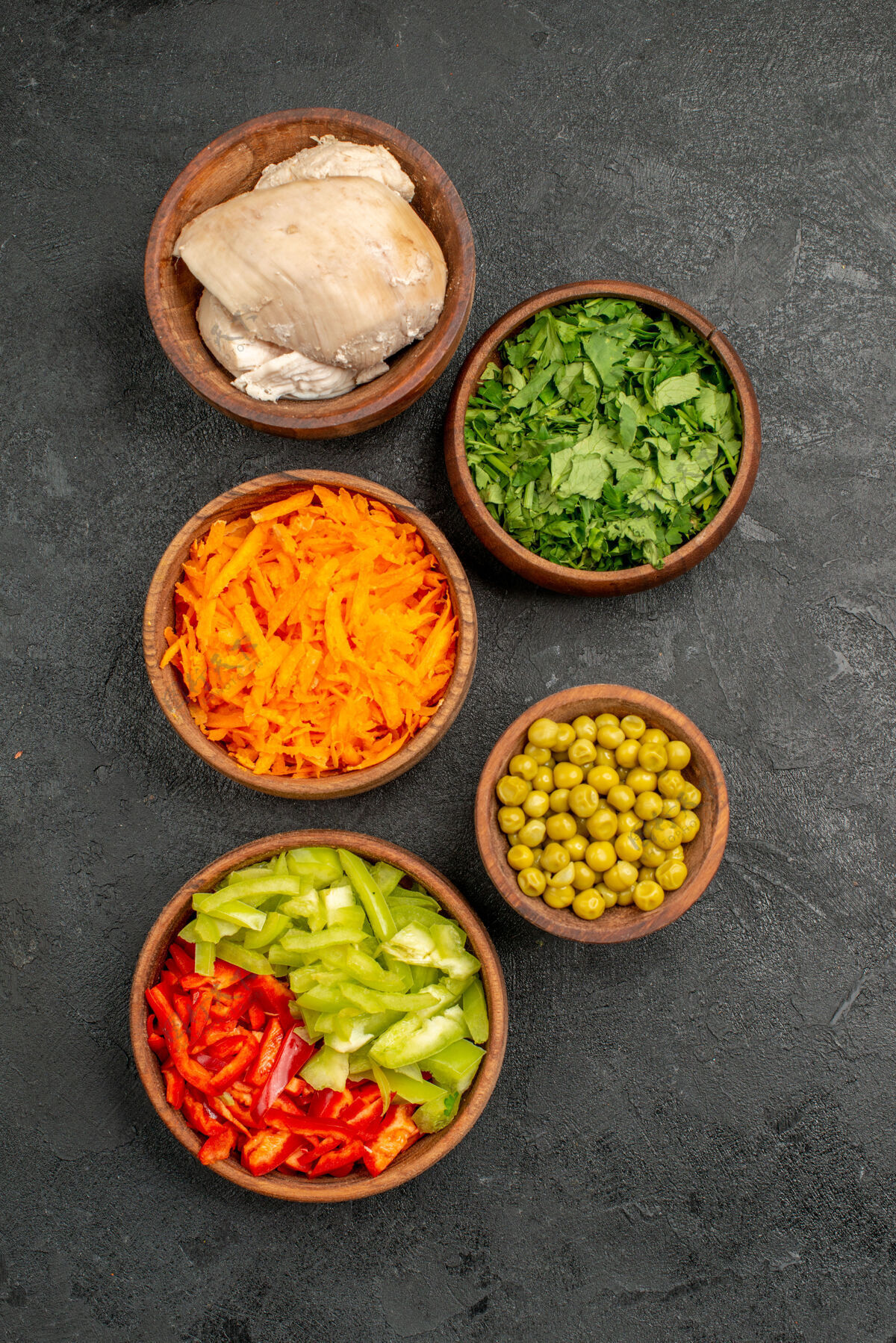 健康顶视图沙拉配料与鸡肉和绿色的黑暗表健康沙拉饮食沙拉绿色鸡肉