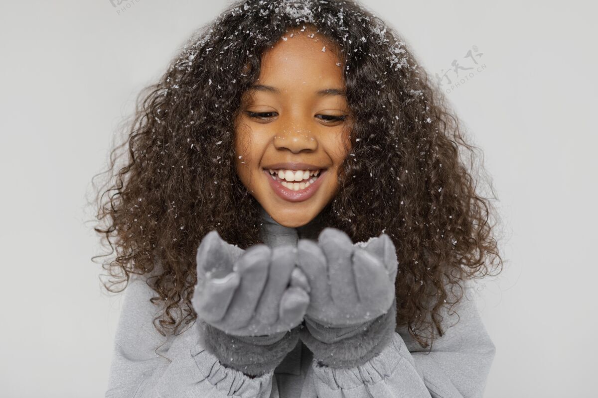 肖像戴手套的笑脸女孩特写冬天年轻